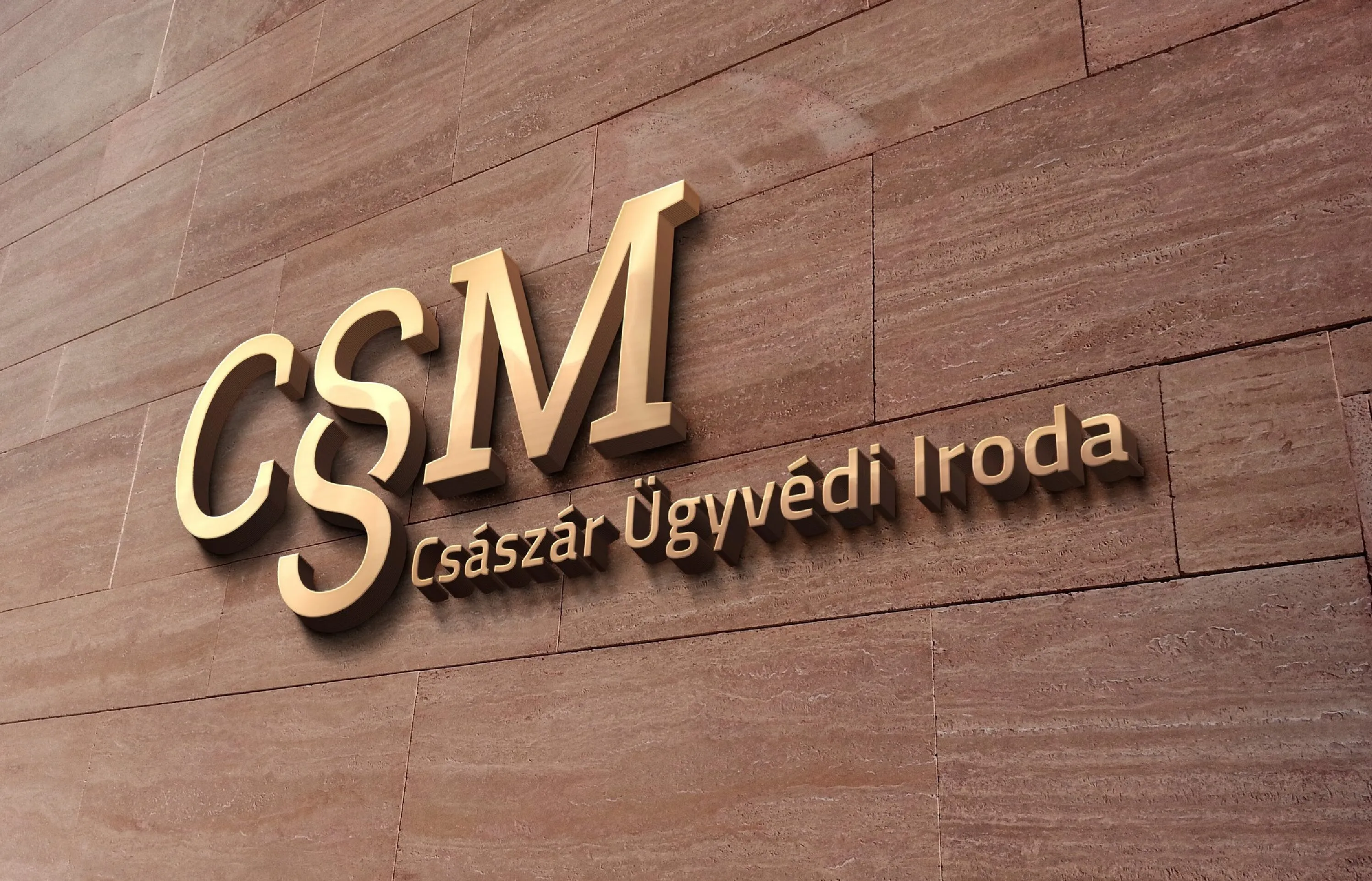 A Császár Ügyvédi Iroda névtáblája, bronz betűkkel a kapu mellett